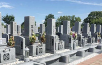 霊源皇寺墓苑の墓石の例